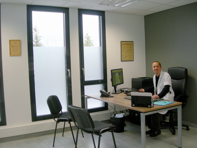 Dr Tomas Rafael u svojoj kancelariji radi za računarom