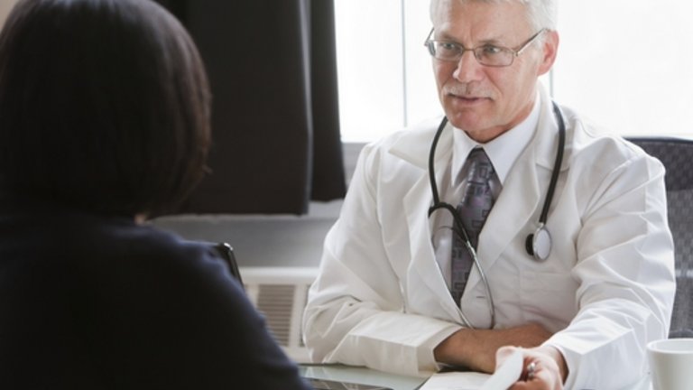 Lekar muškog pola razgovara sa pacijentom