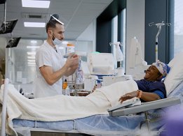 Medicinska sestra i pacijent u centru za dijalizu