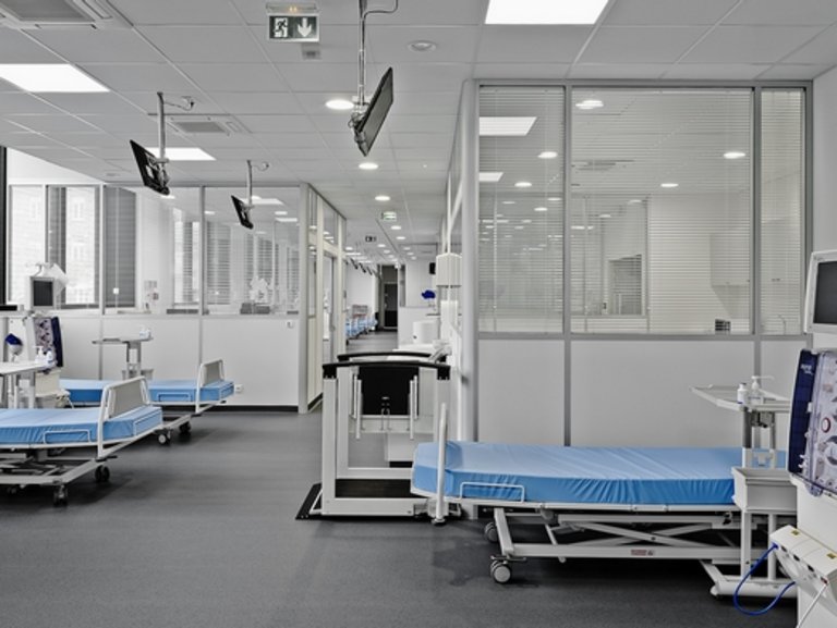 Prikaz unutrašnjosti klinike sa nekoliko praznih kreveta