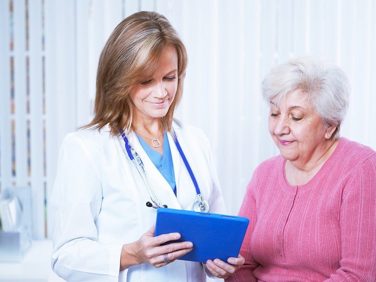 Lekar i pacijent gledaju u tablet