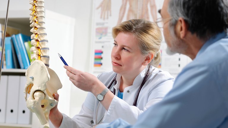 Lekar objašnjava pacijentu moguće komplikacije u vidu metaboličke bolesti kostiju kao posledice HBB
