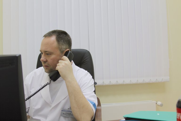 Dr Majkl Kokinov priča na telefon