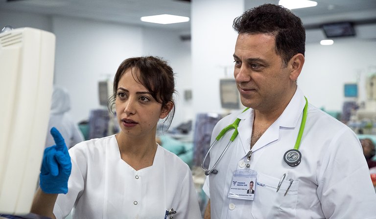 Lekar u razgovoru sa medicinskom sestrom